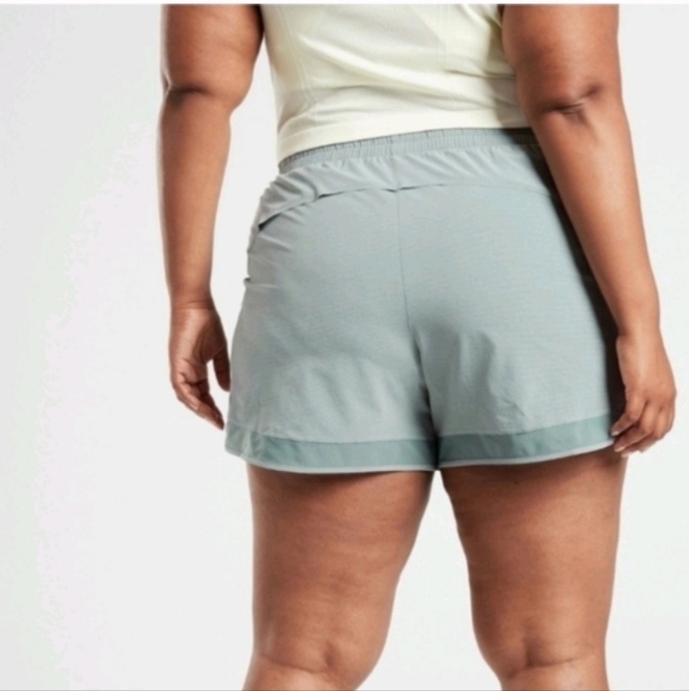 athleta mesh racer run short 4" in sage Green Sz 2XL